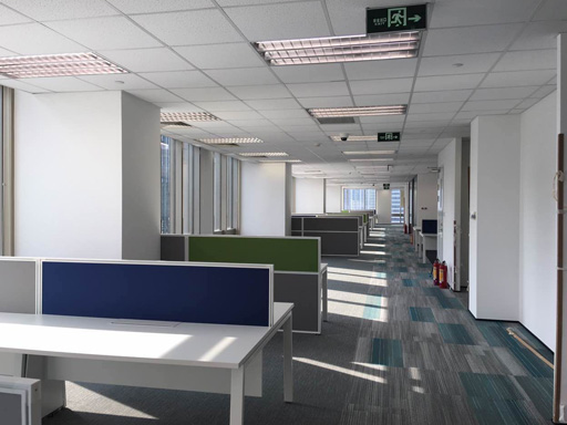 辦公室過(guò)道鋪裝的是地毯