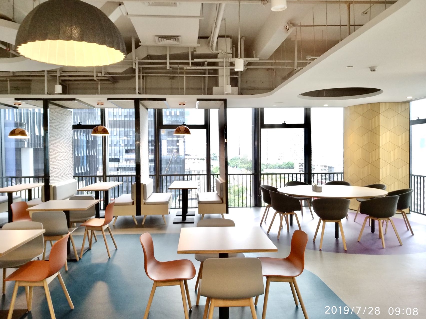 溫馨又有時(shí)代感的辦公室餐廳